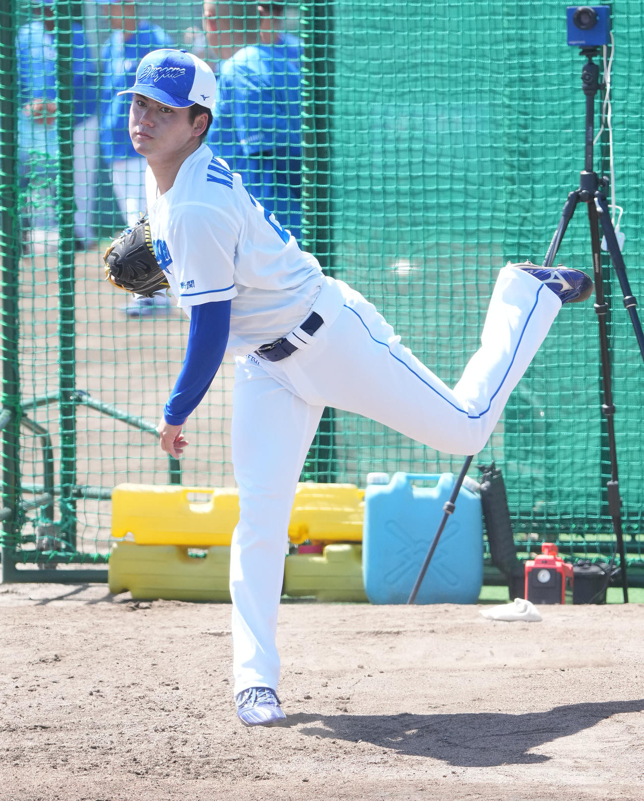 ブルペンで投球練習をする金丸（撮影・森本幸一）