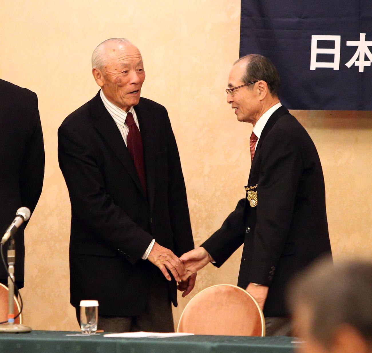 名球会総会　王貞治ソフトバンク球団会長（右）と話す小山正明氏（撮影・栗木一考）＝2017年1月14日、シェラトン・グランデ・オーシャンリゾート