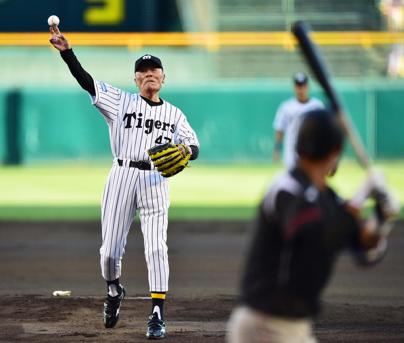 15年、セ・パ交流戦　阪神対ロッテ3回戦　始球式を行う小山正明さん