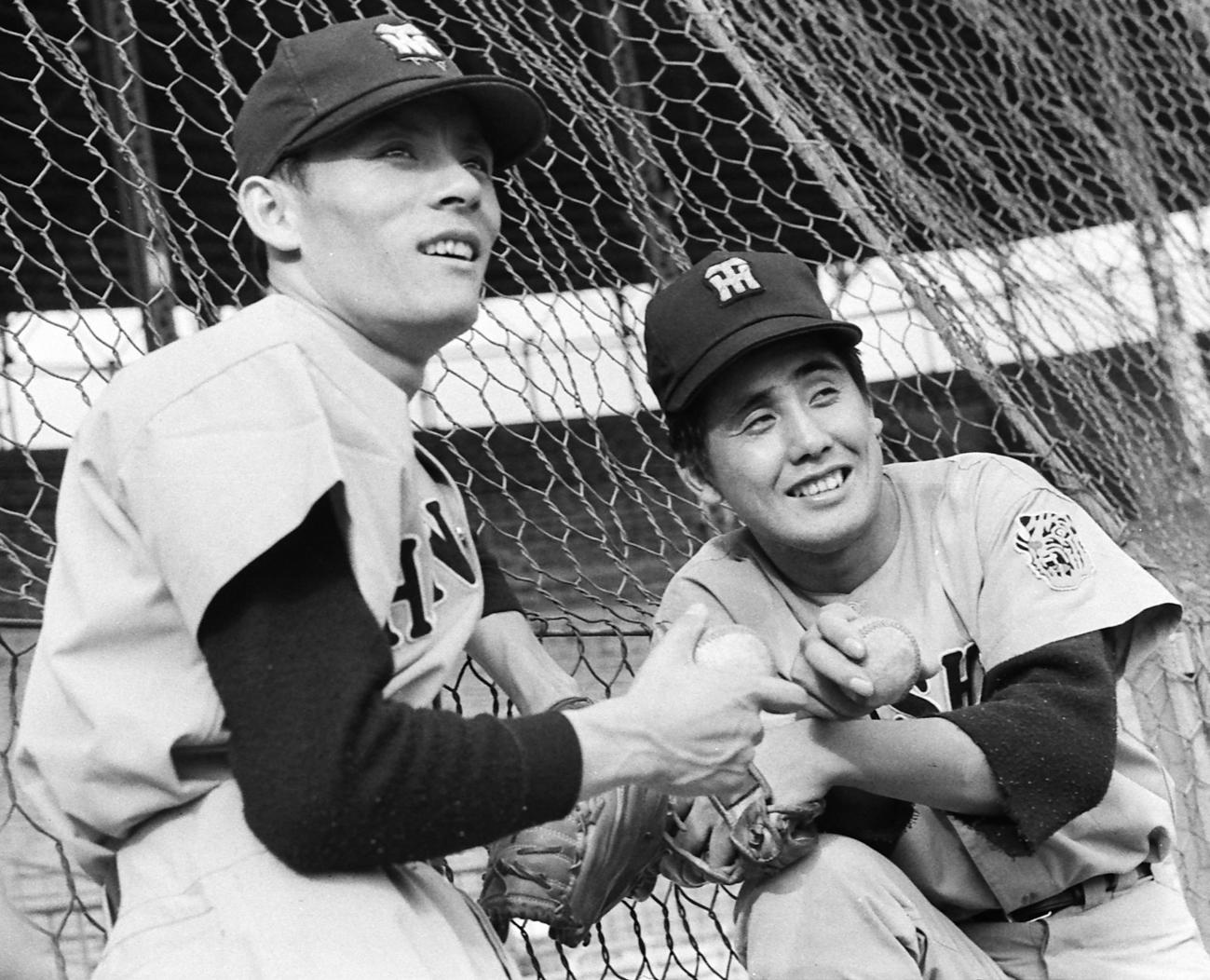 村山実さん（右）と笑顔で話す小山正明さん（1962年撮影）