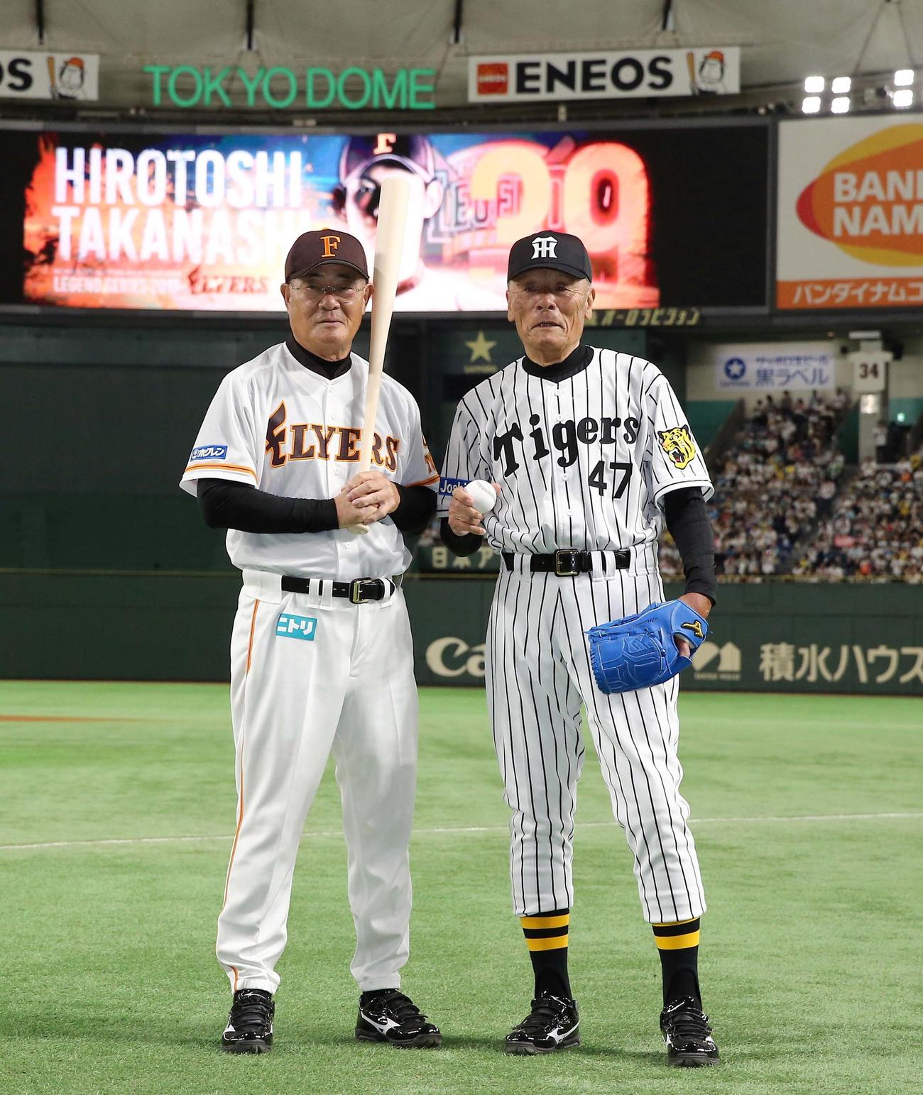 日本ハム対西武　始球式後、記念撮影する張本勲氏（左）と小山正明さん（2017年7月撮影）