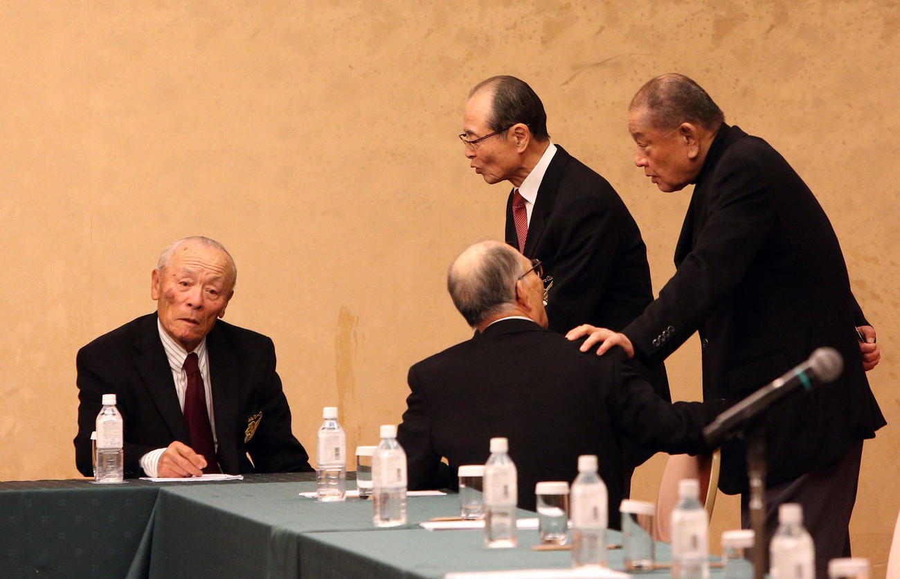 名球会総会で談笑する小山正明さんと王貞治ソフトバンク球団会長（中央奥）。右は江夏豊氏（2017年1月撮影）