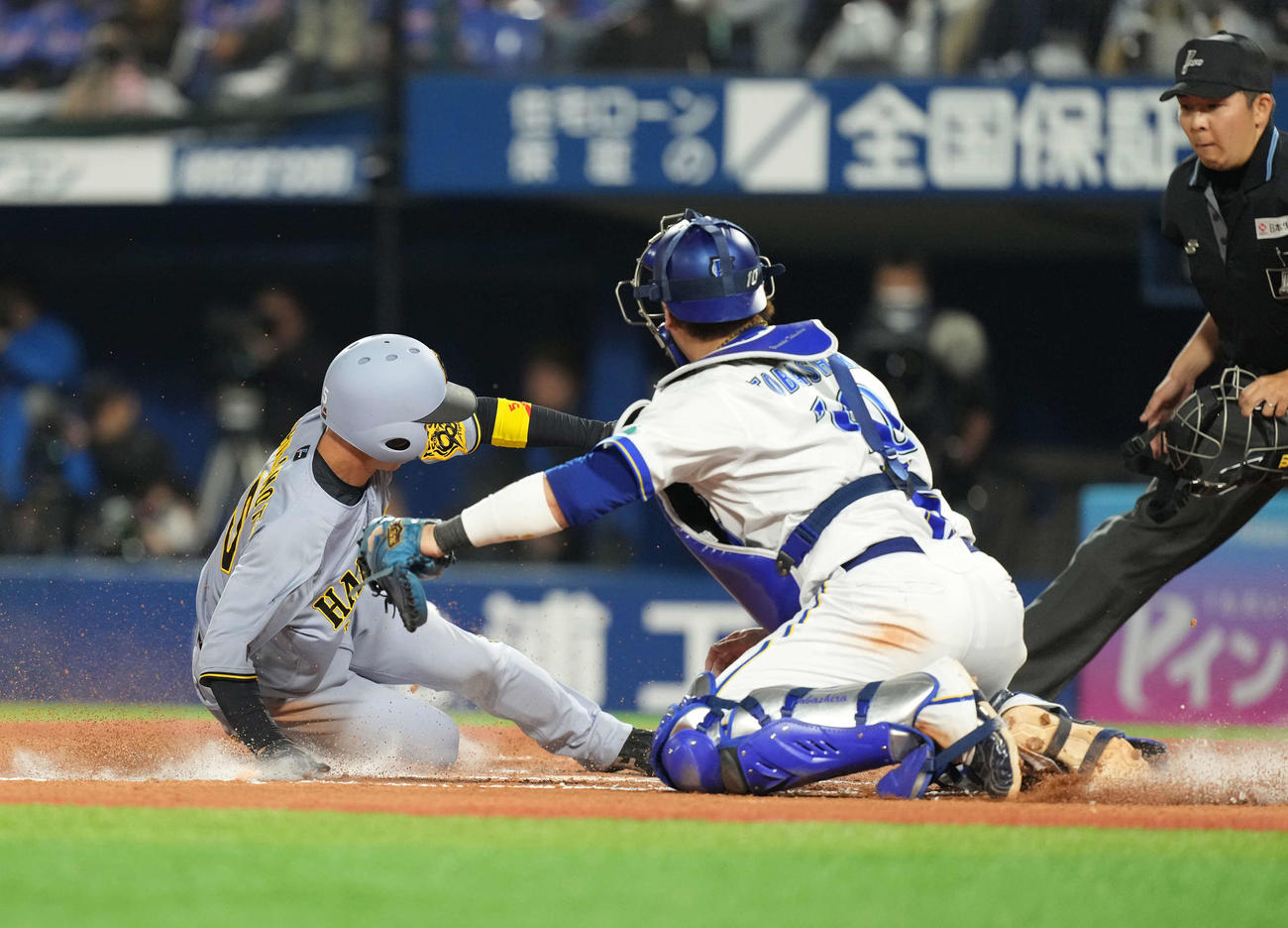 DeNA対阪神　7回表阪神2死二塁、中野の適時打で本塁に向かう近本（撮影・井上学）