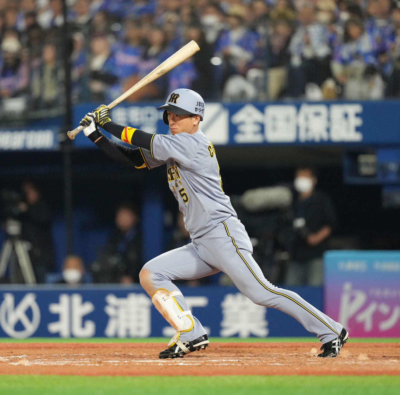 DeNA対阪神　9回表阪神2死、左前打を放つ近本（撮影・井上学）
