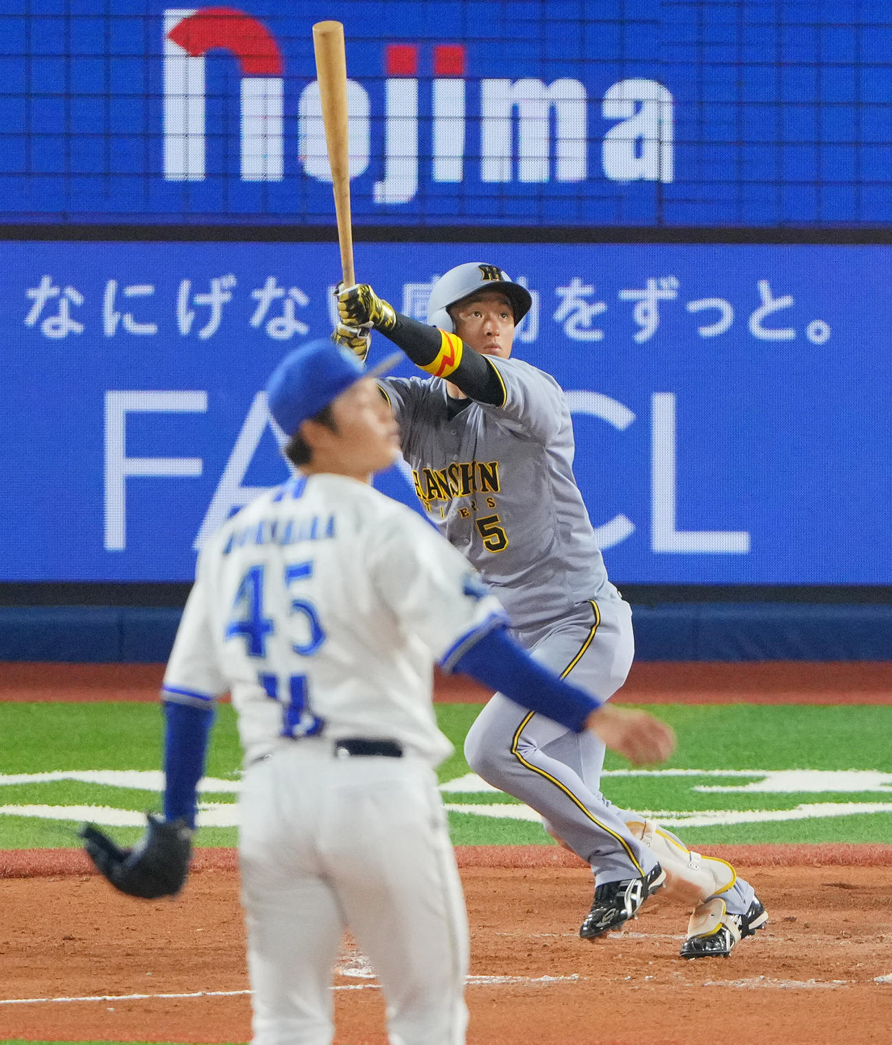 DeNA対阪神　7回表阪神2死、二塁打を放つ近本。投手森原（撮影・垰建太）