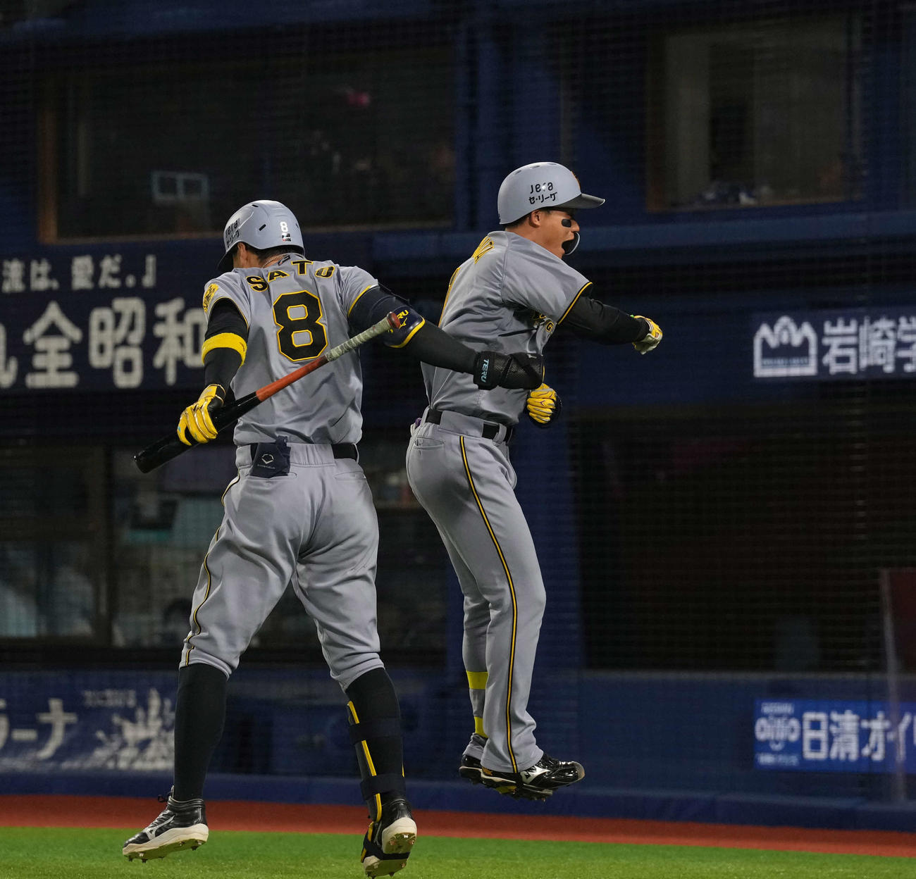 DeNA対阪神　7回表阪神2死三塁、2点本塁打を放ち生還した森下（右）は佐藤輝とジャンピングタッチを交わす（撮影・井上学）