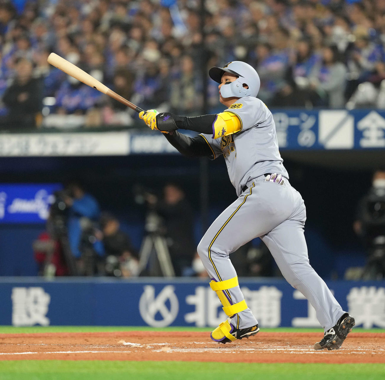 DeNA対阪神　7回表阪神2死三塁、2点本塁打を放つ森下（撮影・井上学）