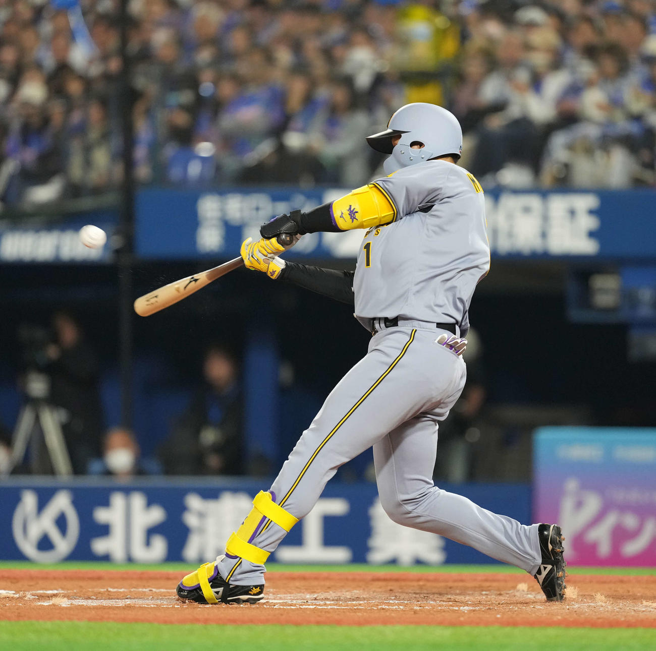 DeNA対阪神　7回表阪神2死三塁、2点本塁打を放つ森下（撮影・井上学）