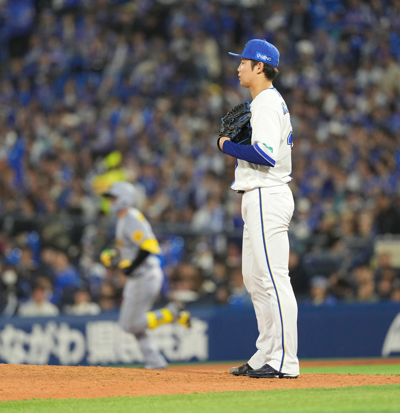 DeNA対阪神　7回表阪神2死三塁、森下に2点本塁打浴びた森原（撮影・井上学）