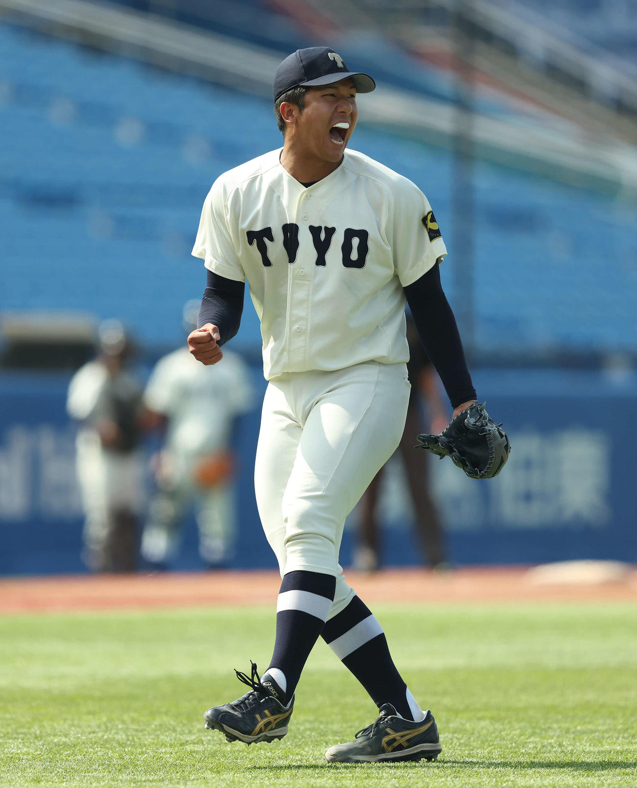 東洋大対青学大　7回裏青学大1死一、三塁、藤原を併殺に抑え雄たけびを上げる島田（撮影・河田真司）