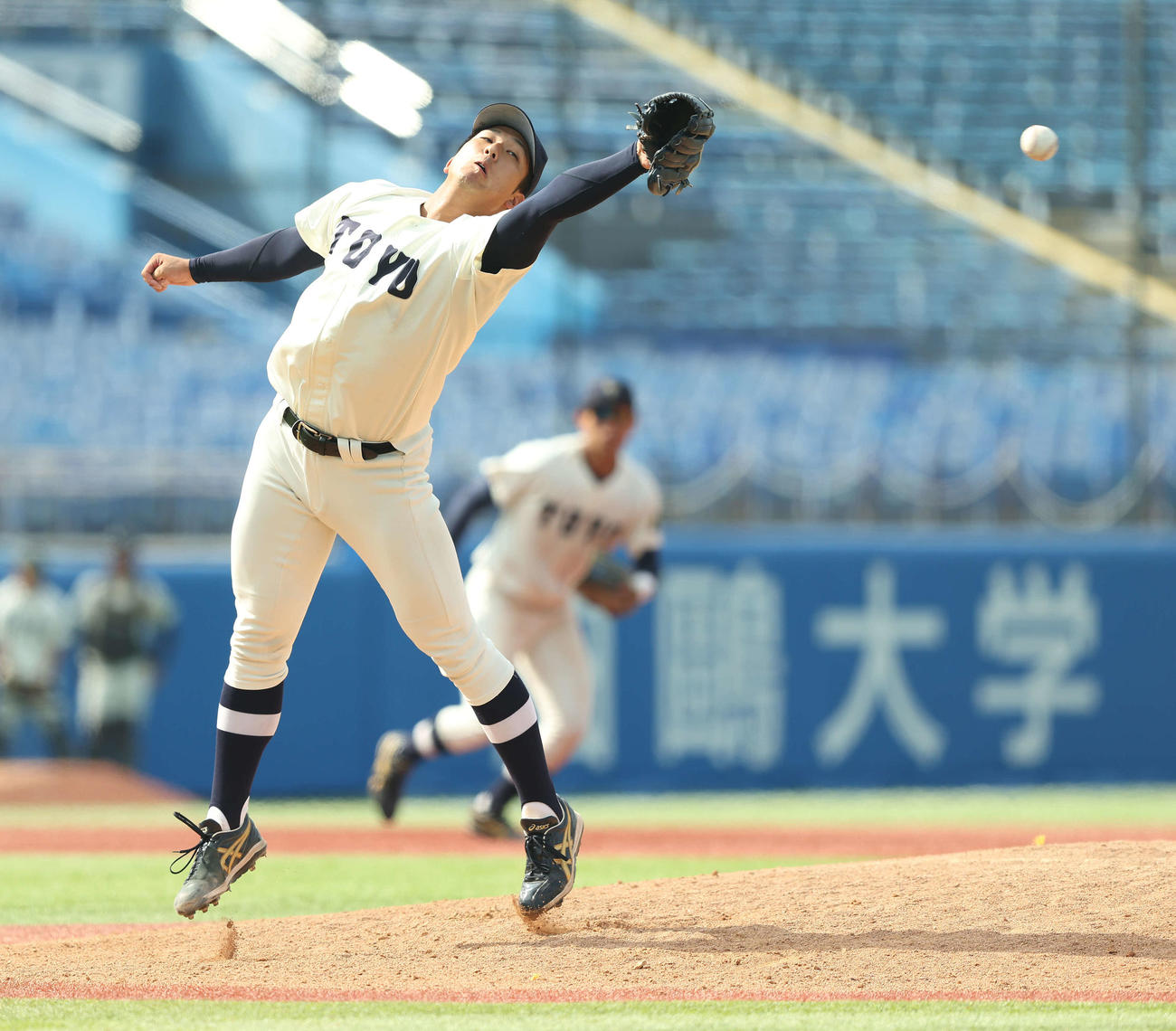 東洋大対青学大　8回裏青学大無死、中田達也に出塁を許す島田（撮影・河田真司）