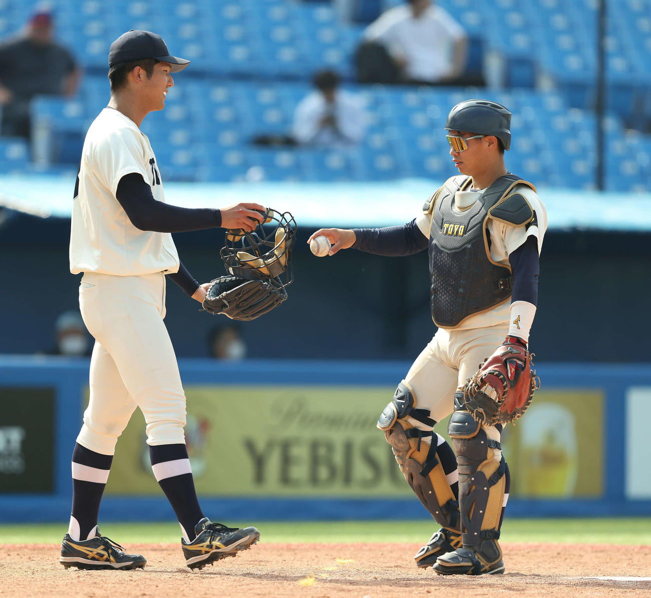 東洋大対青学大　8回裏青学大1死二、三塁、失点する島田（左）（撮影・河田真司）