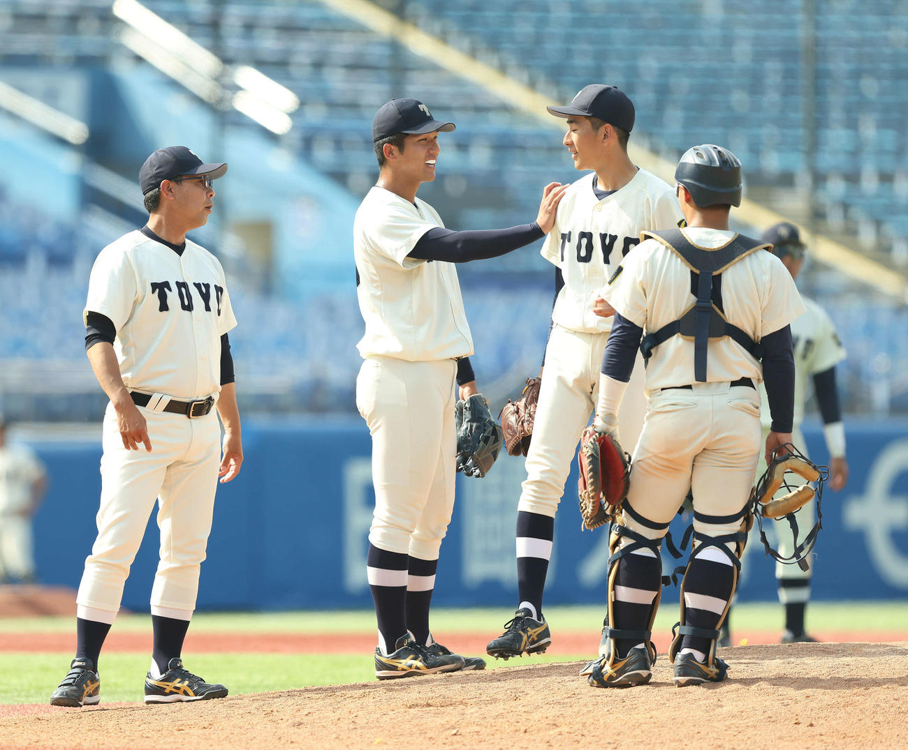 東洋大対青学大　8回裏青学大1死一塁、投手交代となる島田（中央）（撮影・河田真司）