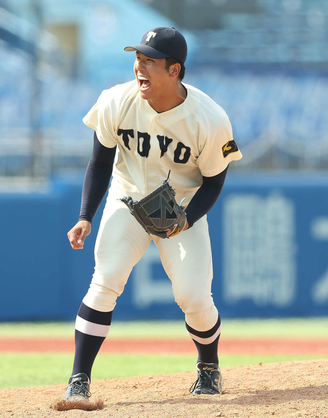 東洋大対青学大　8回裏、気迫のこもった投球をする島田（撮影・河田真司）