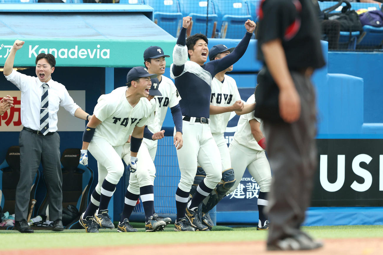 東洋大対青学大　青学大に勝利しガッツポーズする島田（中央）ら東洋大の選手たち（撮影・河田真司）