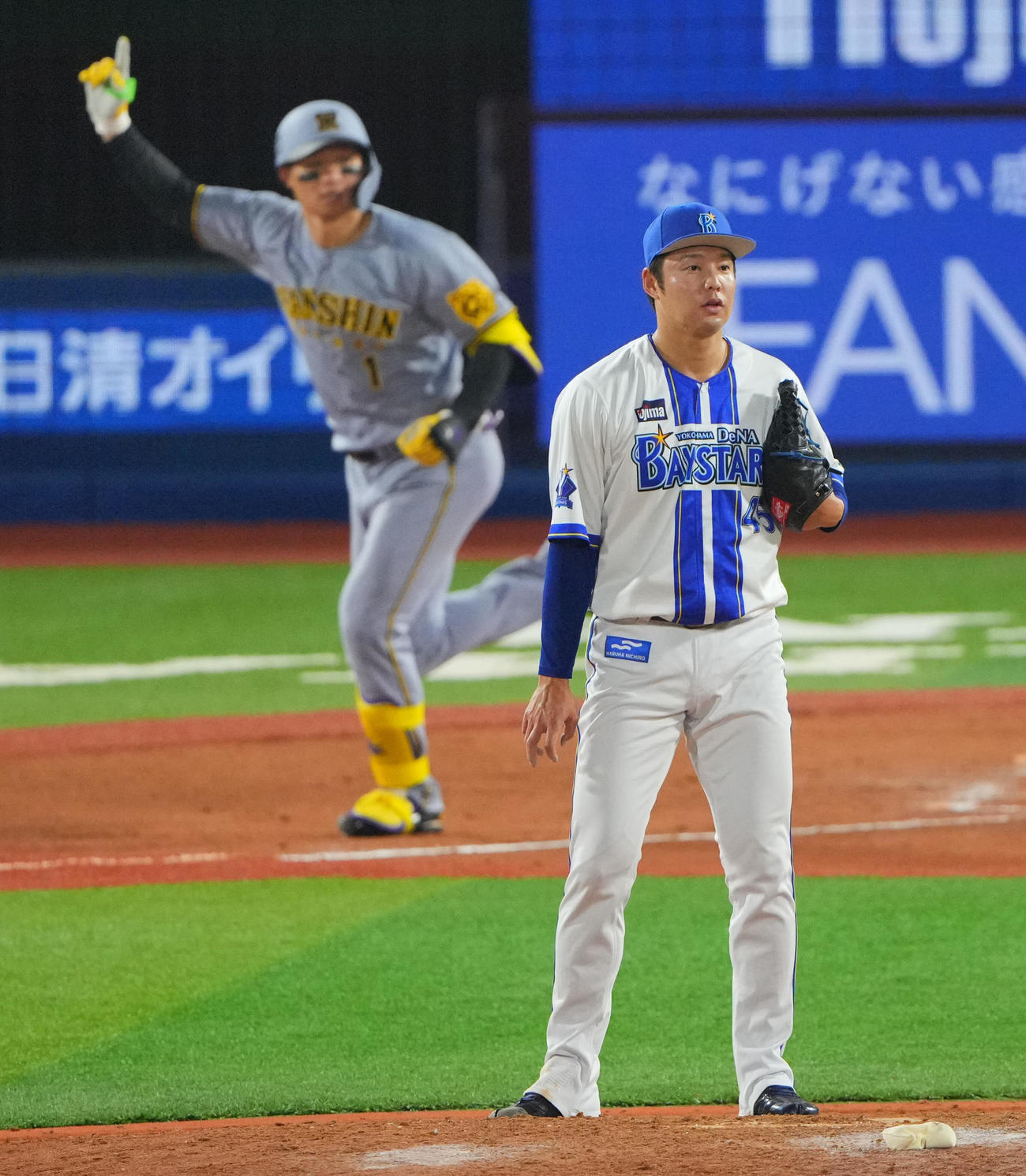 DeNA対阪神　7回表阪神2死三塁、森下に2点本塁打を浴びぼうぜんとする森原（撮影・垰建太）