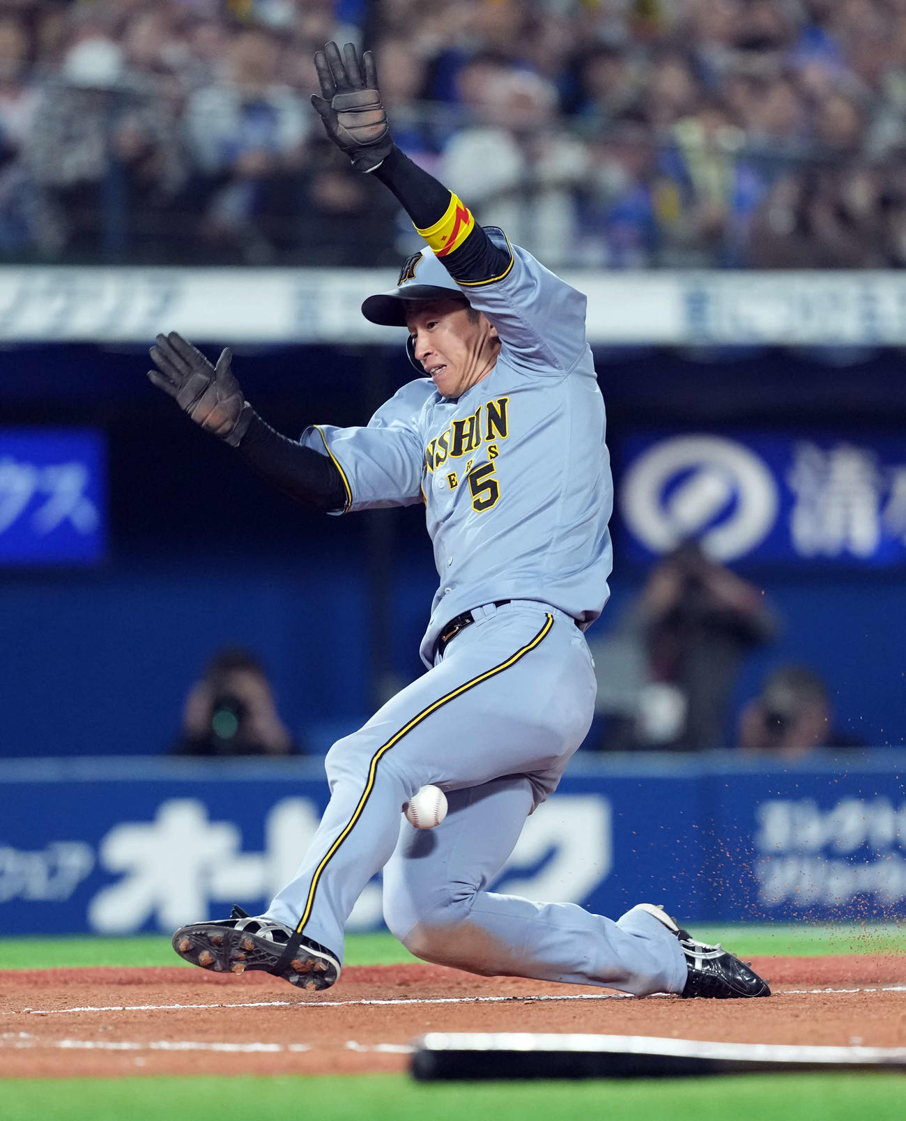 DeNA対阪神　7回表阪神2死二塁、中野の左前打を佐野が本塁へ送球、二走近本の身体に当たりながら生還（撮影・たえ見朱実）