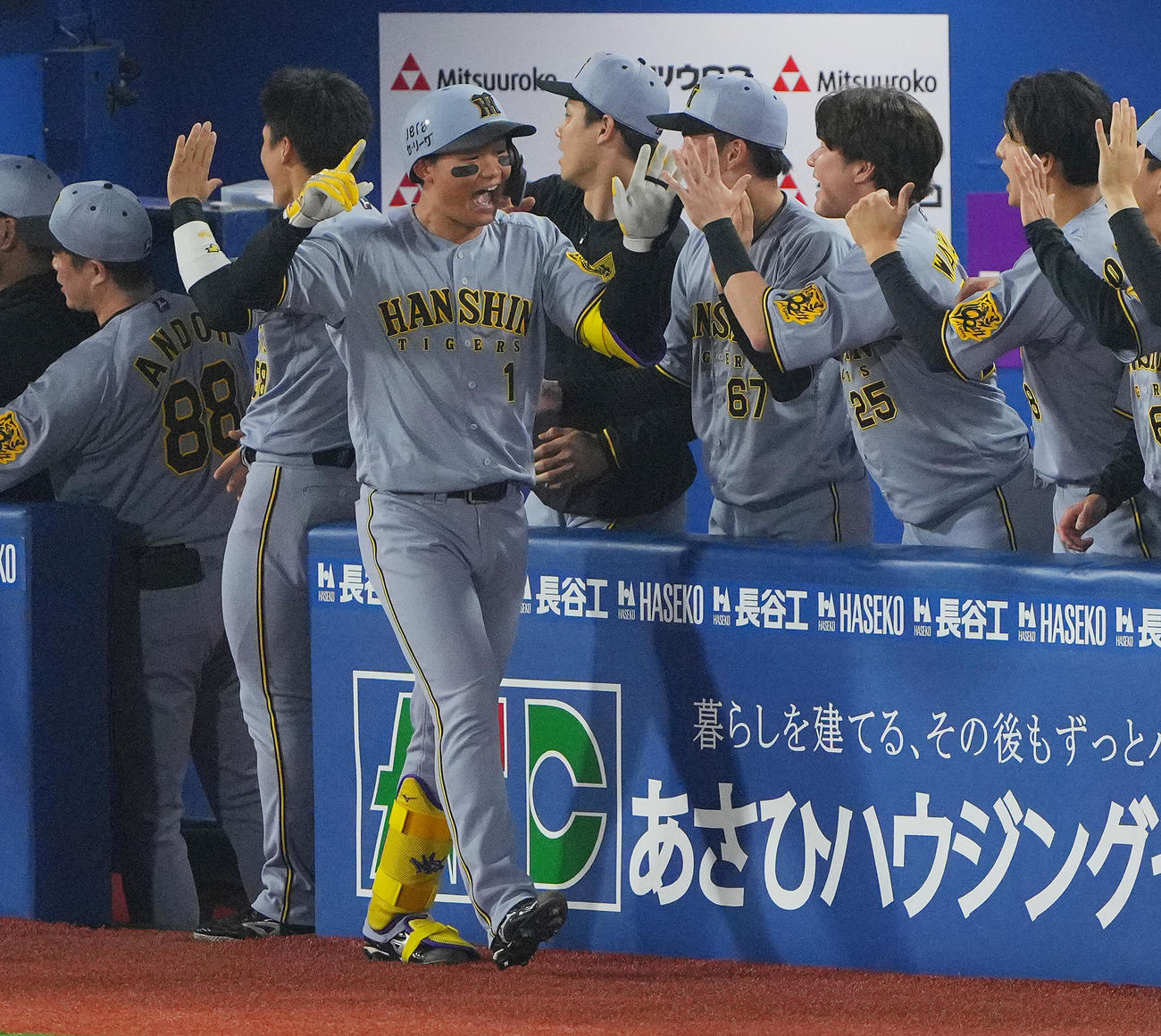 DeNA対阪神　7回表阪神2死三塁、2点本塁打を放った森下（左）はナインの出迎えを受ける（撮影・垰建太）