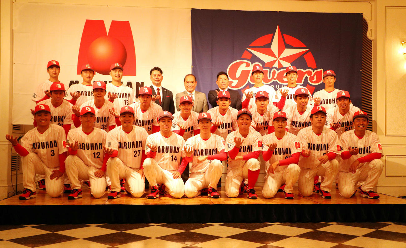 「GIVERS」ポーズするマルハン北日本カンパニーの選手、スタッフら（撮影・木村有優）