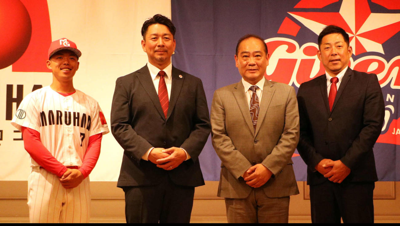 左からマルハン北日本カンパニー安保主将、館山監督、本間ゼネラルマネージャー、福留ヘッドコーチ（撮影・木村有優）