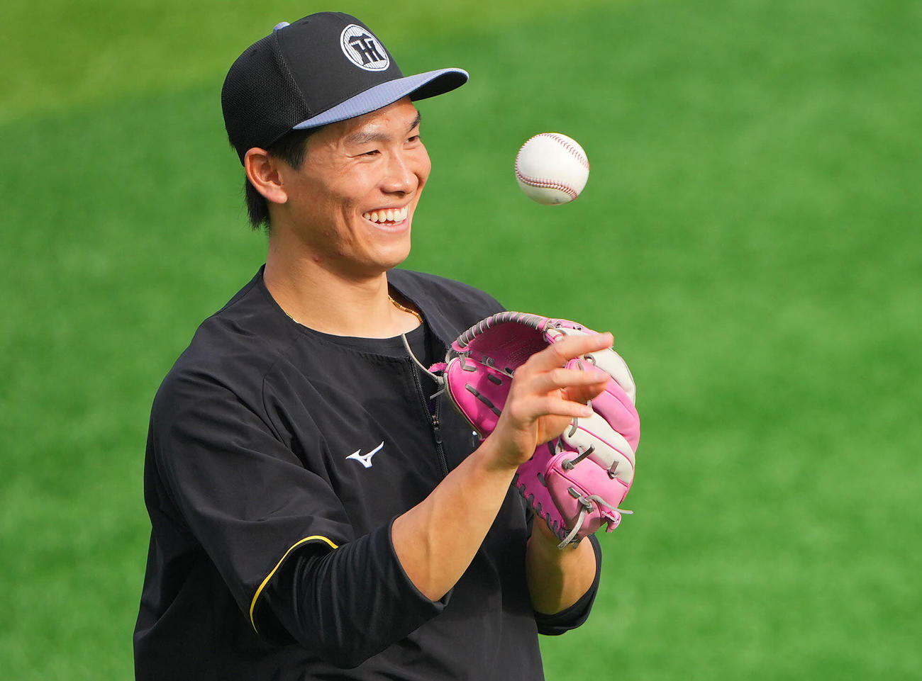DeNA対阪神　試合前、笑顔で練習に臨む阪神湯浅（撮影・垰建太）