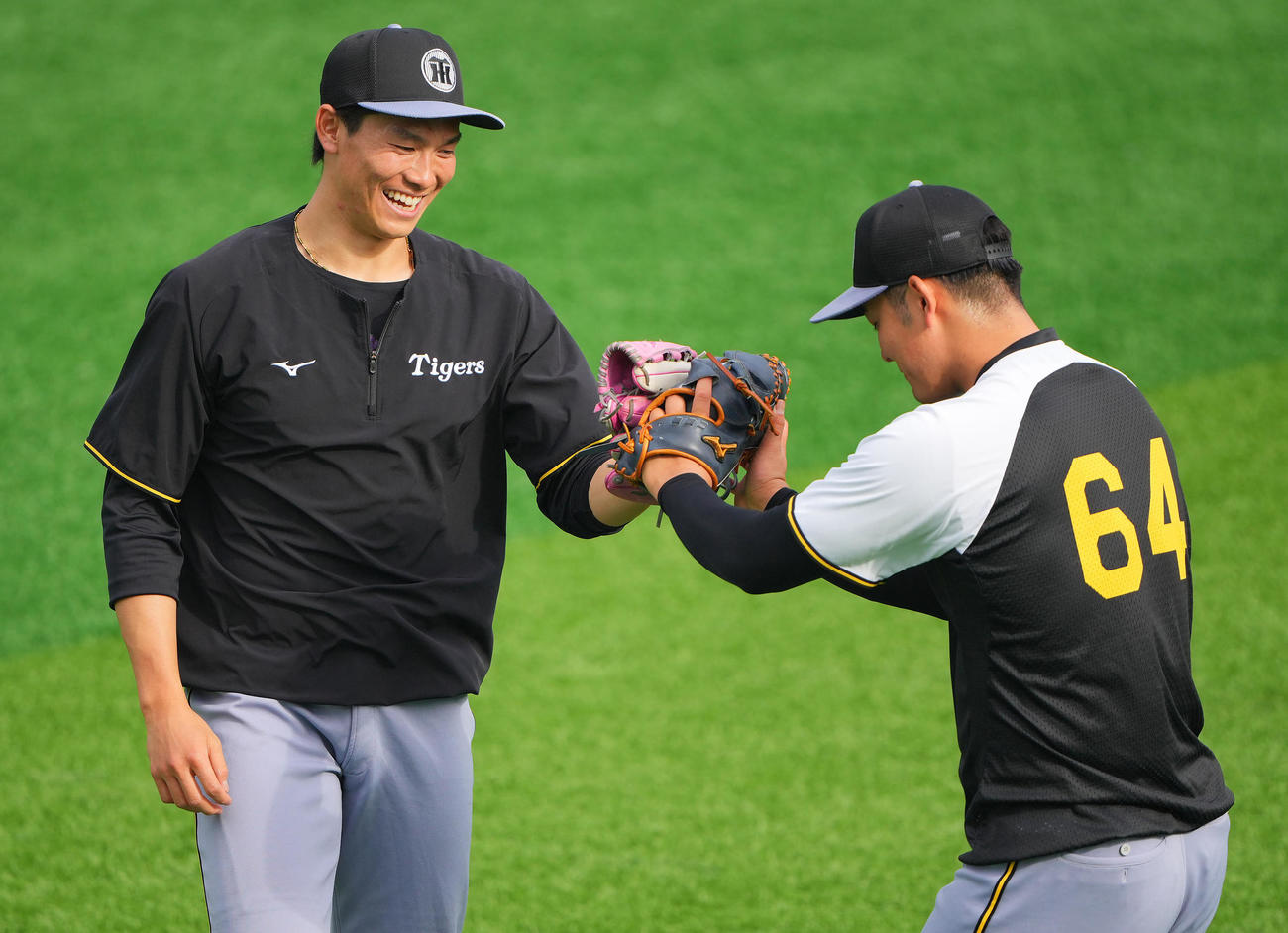 DeNA対阪神　試合前、キャッチボールを終え笑顔を見せる阪神湯浅（左）（撮影・垰建太）