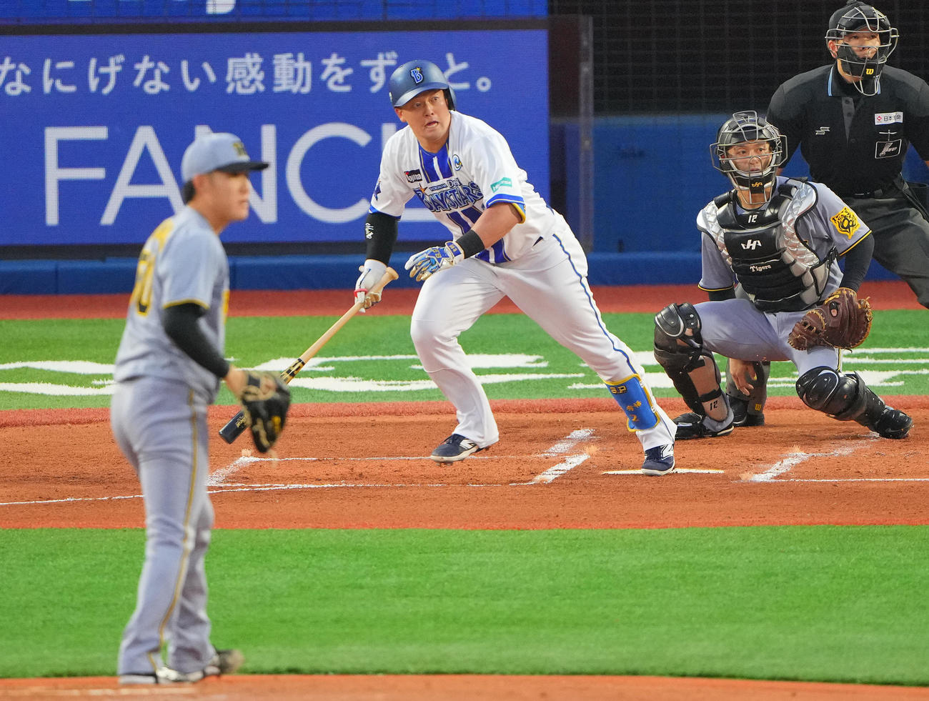 DeNA対阪神　1回裏DeNA2死二塁、先制の適時打を放つ牧。投手富田（撮影・垰建太）