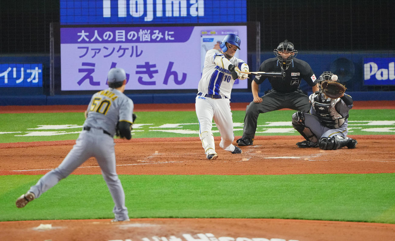 DeNA対阪神　4回裏DeNA1死一塁、左前打を放つ戸柱。投手富田（撮影・垰建太）