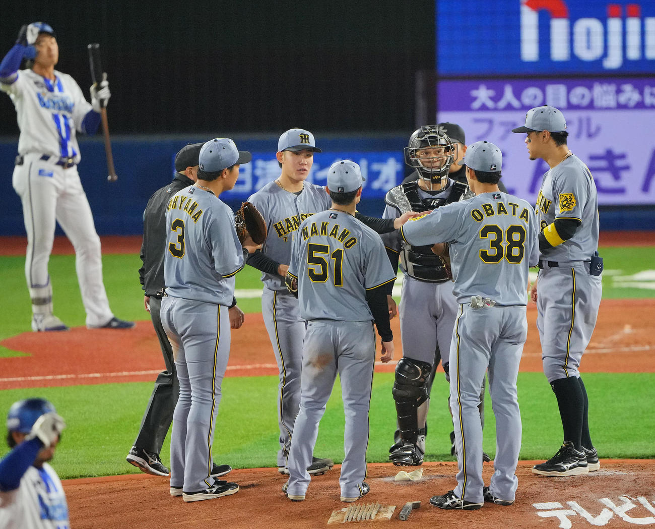 DeNA対阪神　4回裏DeNA1死一、二塁、マウンドで坂本（中央右）らナインと話す富田（同左）（撮影・垰建太）
