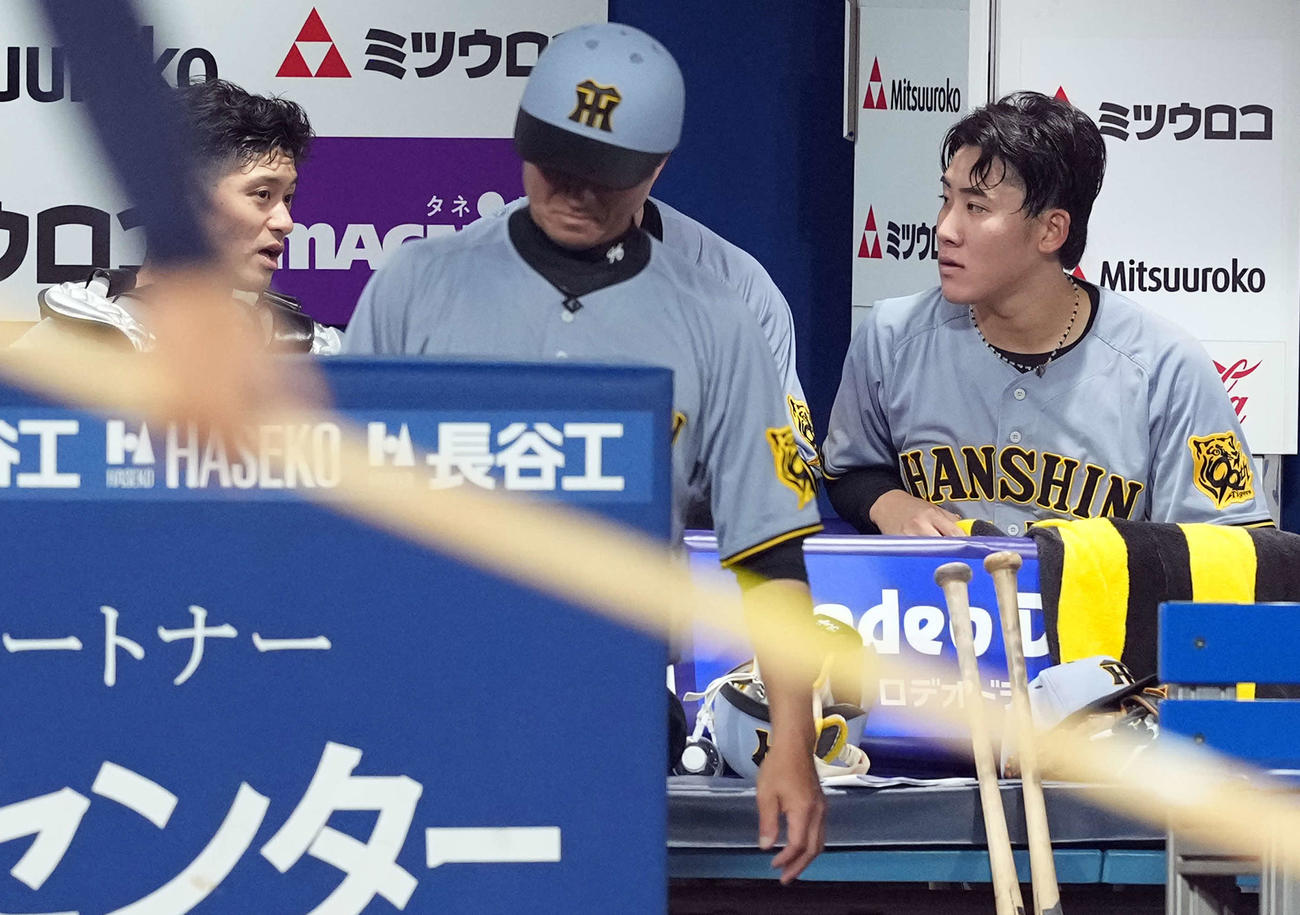 DeNA対阪神　5回裏のピンチを脱し無失点に抑えた阪神の先発富田（右）は、ベンチに戻り捕手坂本と話をする（撮影・たえ見朱実）