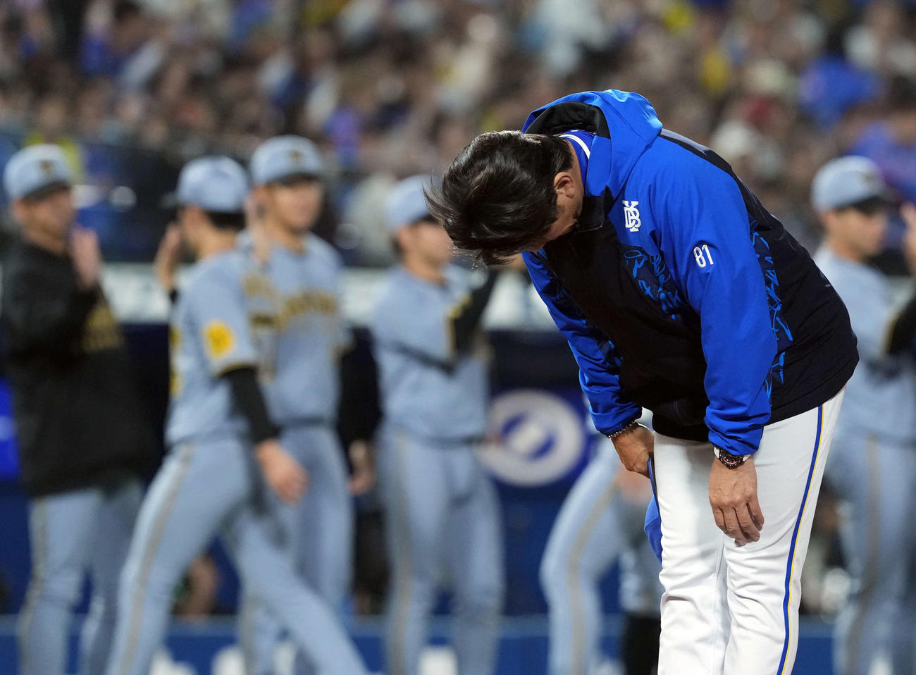 DeNA対阪神　阪神に敗れがっくり肩を落とすDeNA三浦監督（撮影・たえ見朱実）