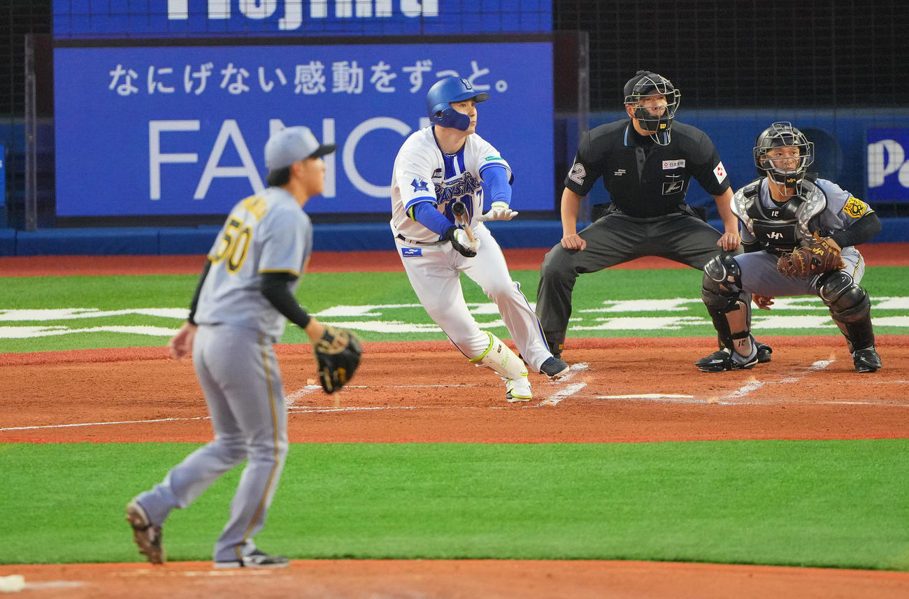 DeNA対阪神　1回裏DeNA2死二塁、適時二塁打を放つ佐野。投手富田（撮影・垰建太）