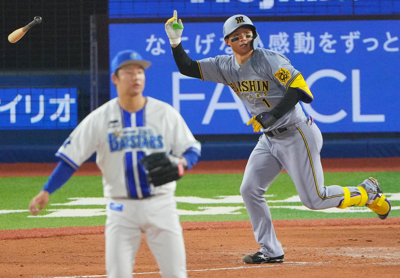 DeNA対阪神　7回表阪神2死三塁、2点本塁打を放つ森下。投手森原（撮影・垰建太）