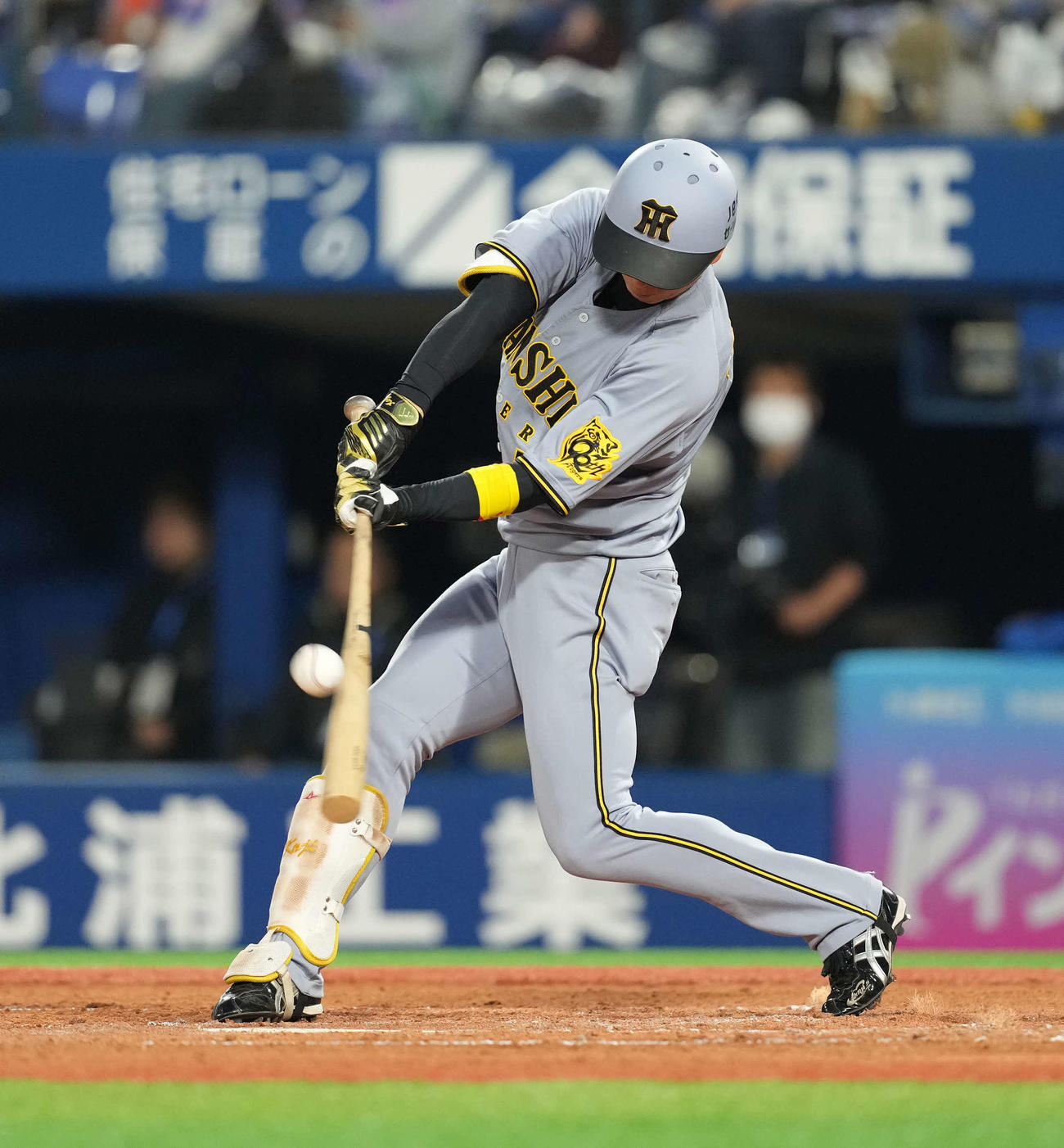 DeNA対阪神　2回表阪神無死、二塁打を放つ近本（撮影・井上学）