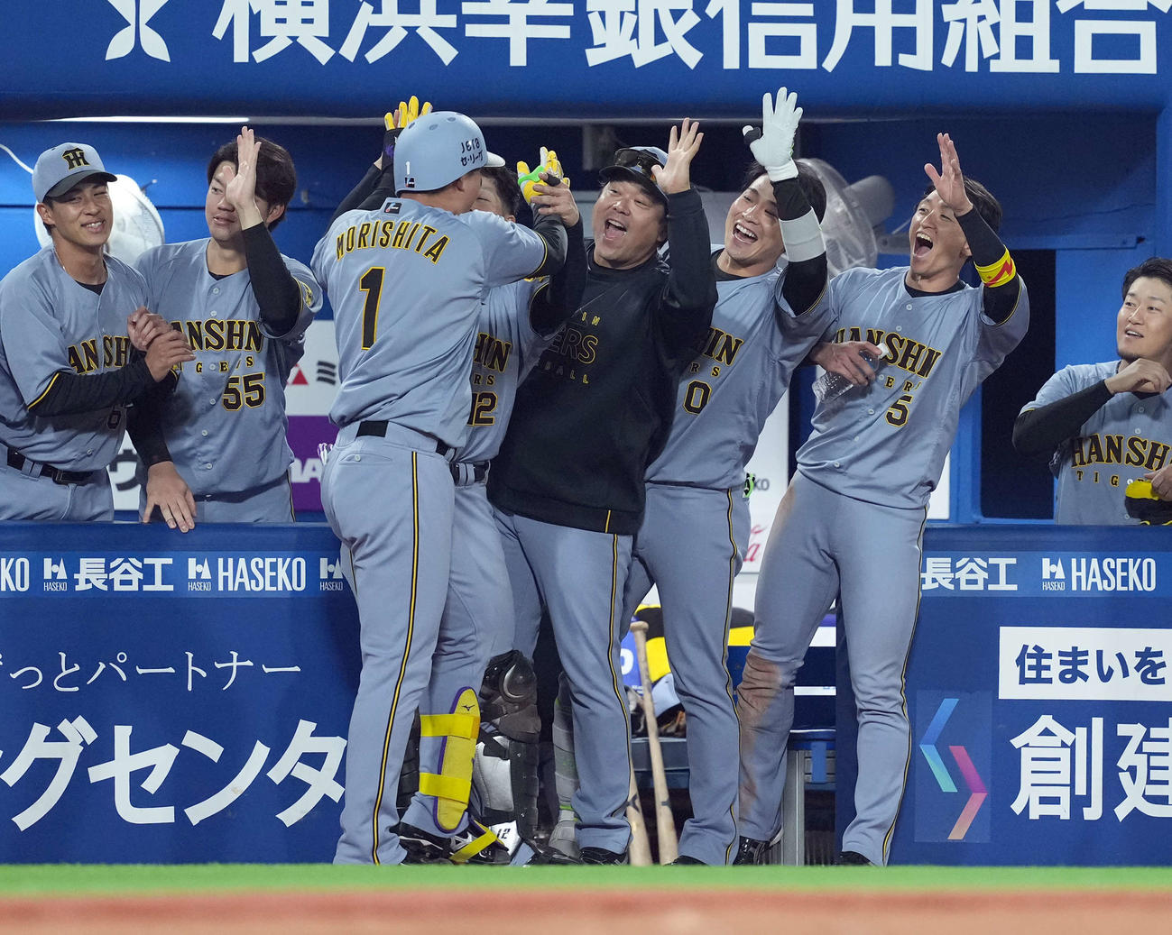 DeNA対阪神　7回表阪神2死三塁、2点本塁打を放った森下を迎える近本らナイン（撮影・たえ見朱実）