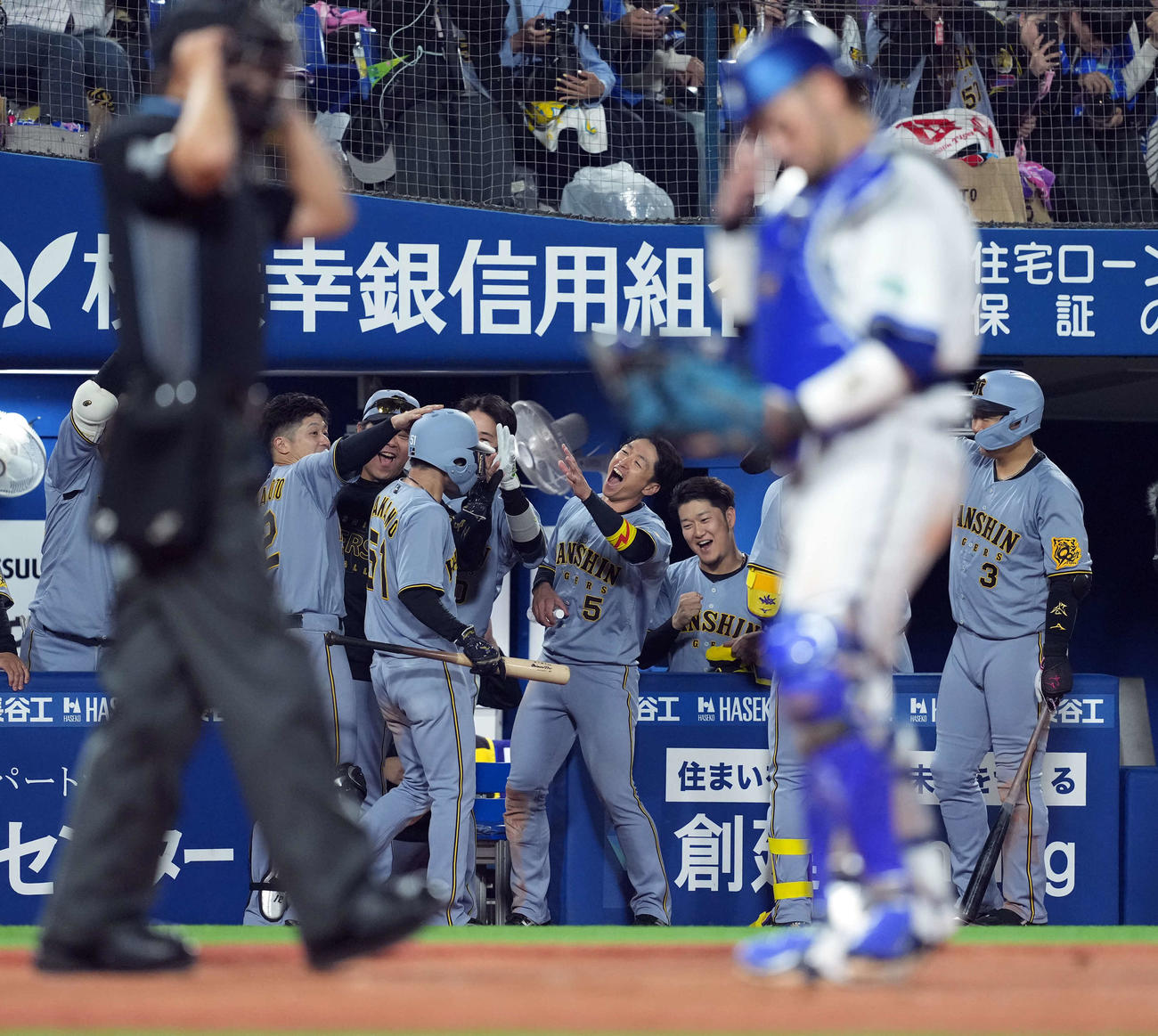 DeNA対阪神　7回表阪神2死三塁、森下の2点本塁打で生還した中野を笑顔で迎える近本（撮影・たえ見朱実）
