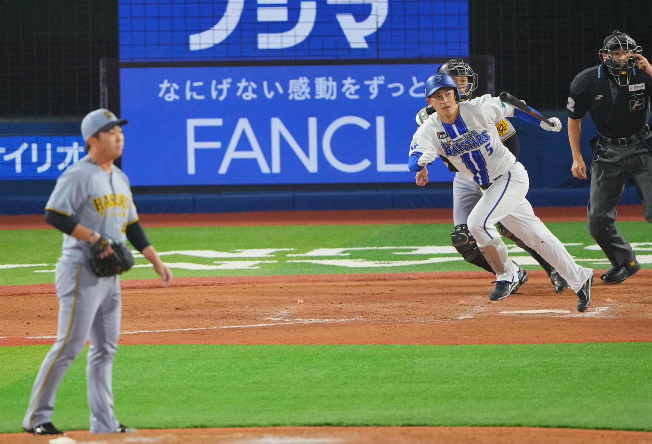 DeNA対阪神　9回裏DeNA1死、左前打を放つ松尾。投手桐敷（撮影・垰建太）