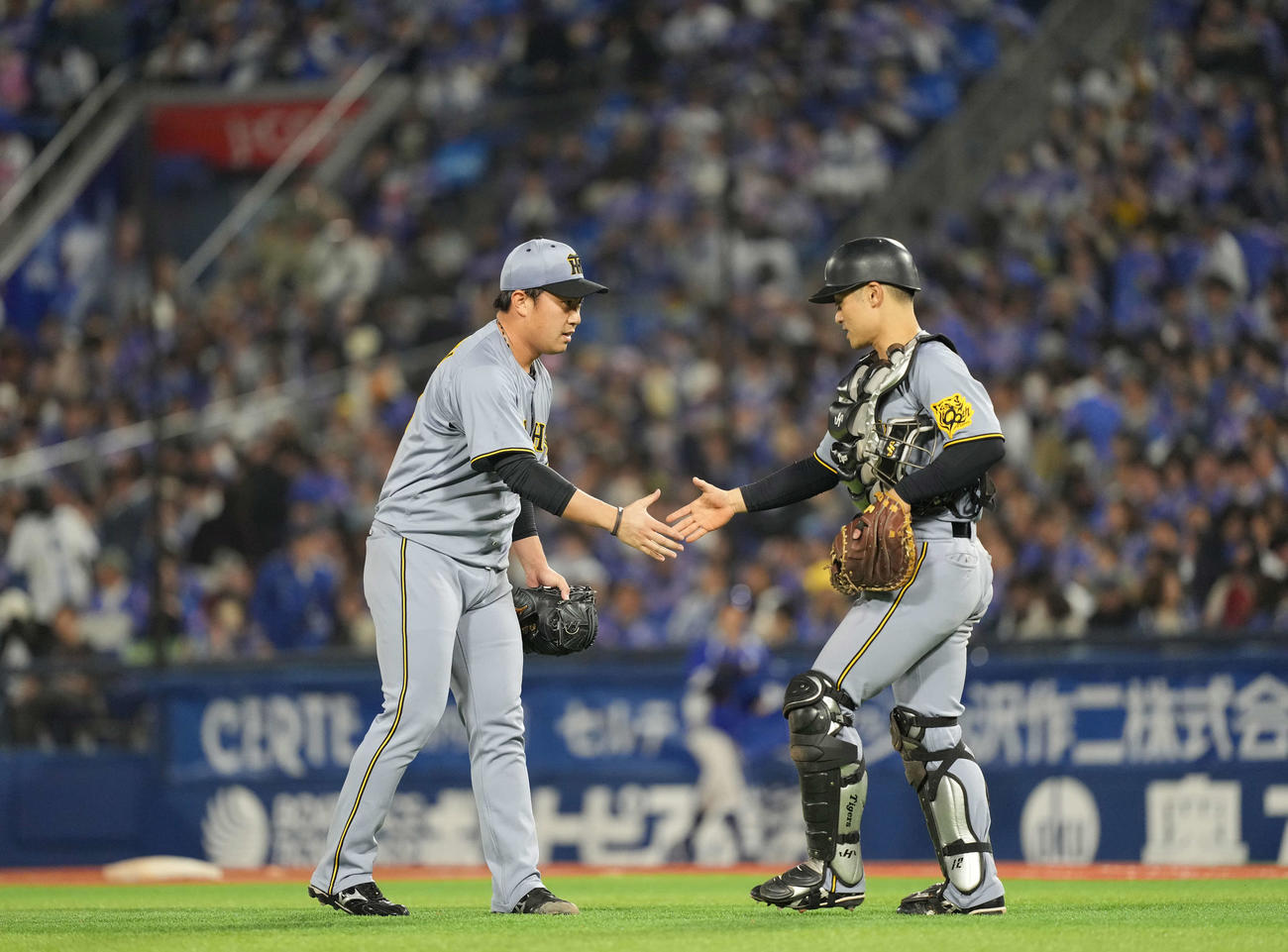 DeNA対阪神　握手する桐敷（左）と坂本（撮影・井上学）