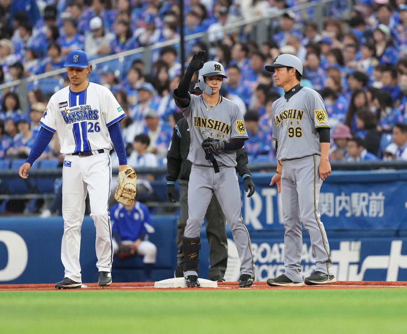 DeNA対阪神　1回表阪神1死、右前打を放つ中野（中央）（撮影・井上学）