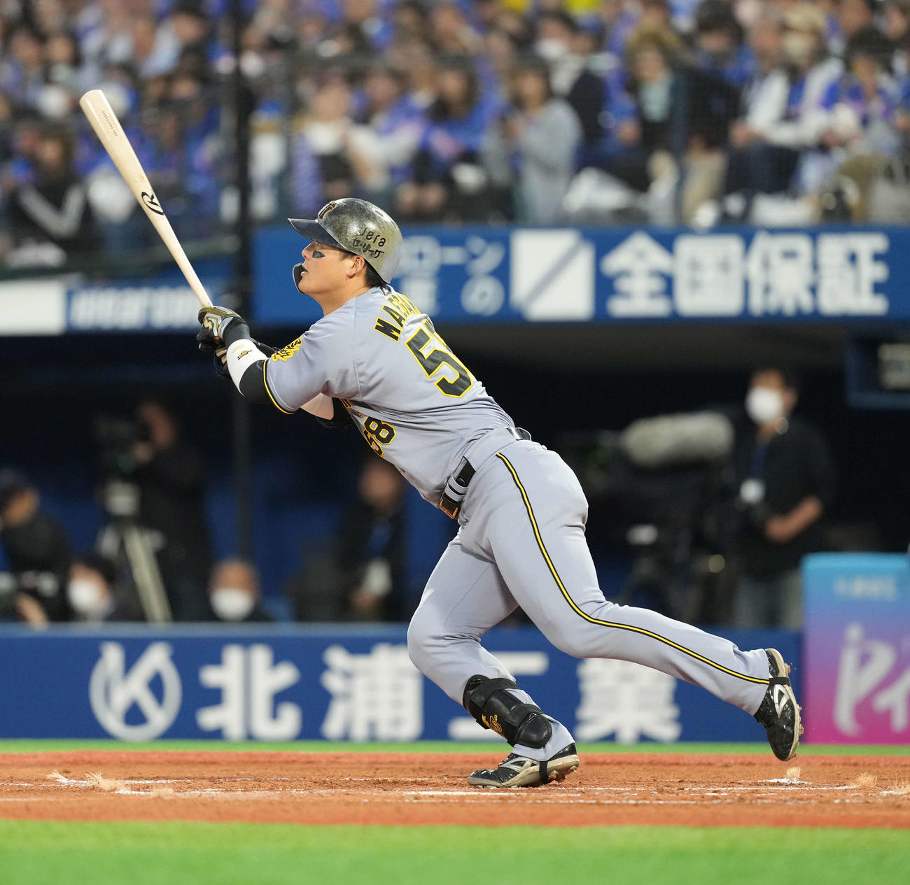 DeNA対阪神　2回表阪神1死一塁、二塁打を放つ前川（撮影・井上学）