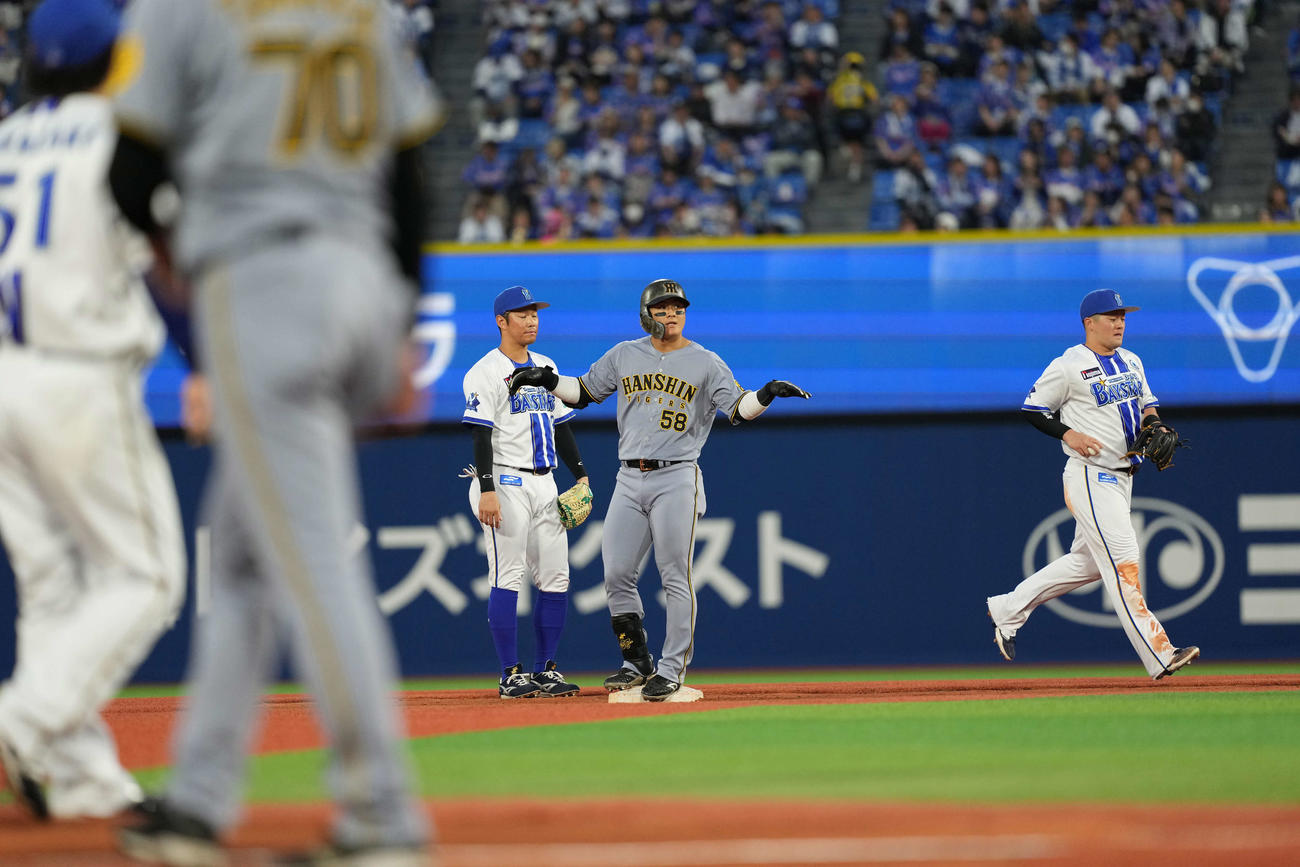 DeNA対阪神　2回表阪神1死一塁、二塁打を放ちポーズを決める前川（撮影・井上学）