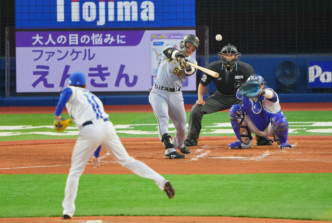 DeNA対阪神　2回表阪神1死一塁、二塁打を放つ前川。投手大貫（撮影・垰建太）