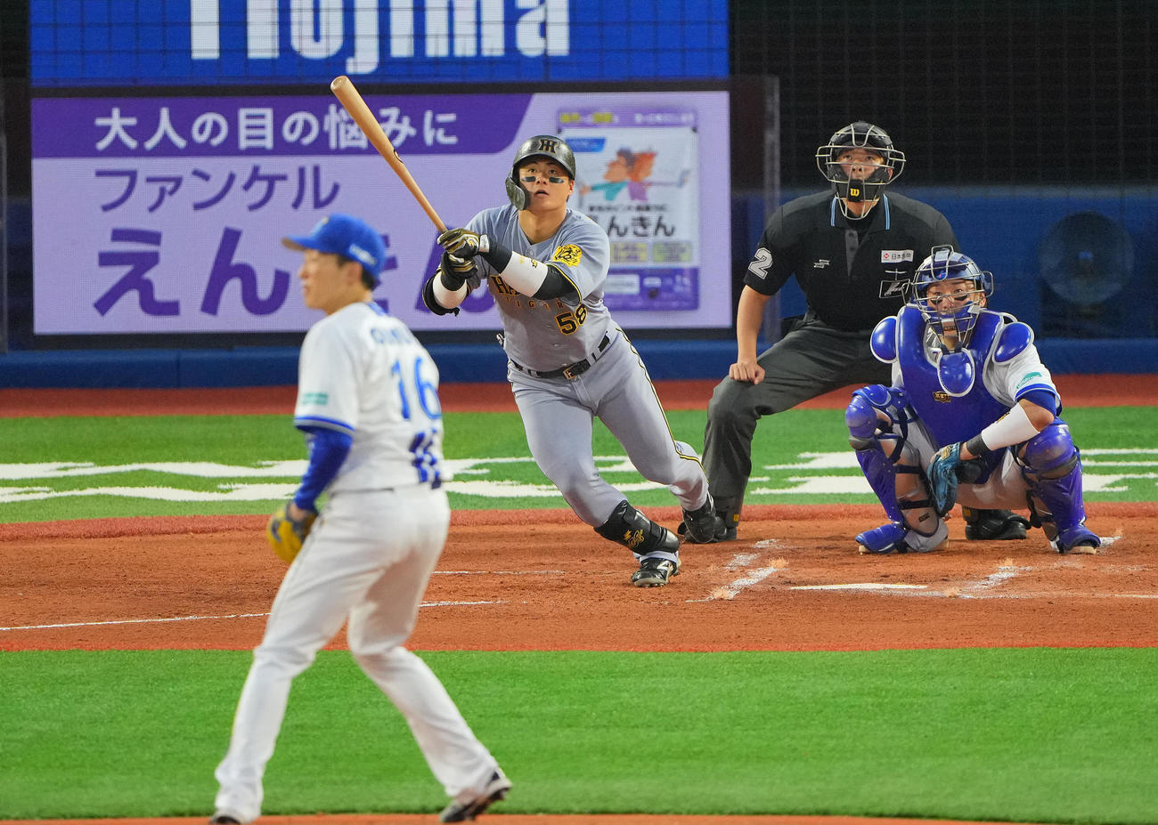 DeNA対阪神　2回表阪神1死一塁、二塁打を放つ前川。投手大貫（撮影・垰建太）