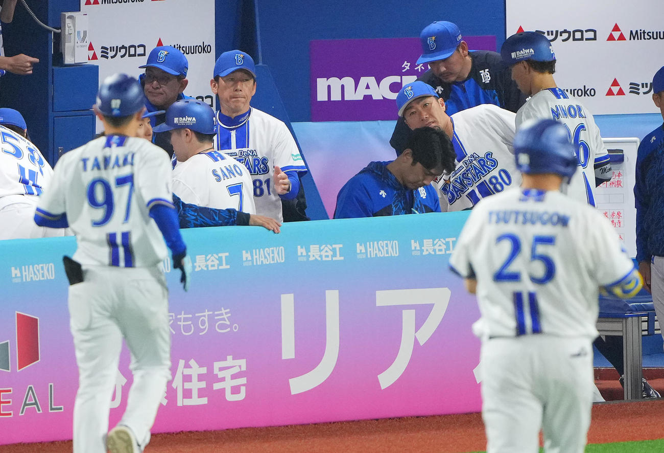 DeNA対阪神　6回裏DeNA2死一、二塁、代打筒香（25番）が三邪飛に倒れ無得点の三浦監督（中央）は交代を告げにベンチを出る（撮影・垰建太）