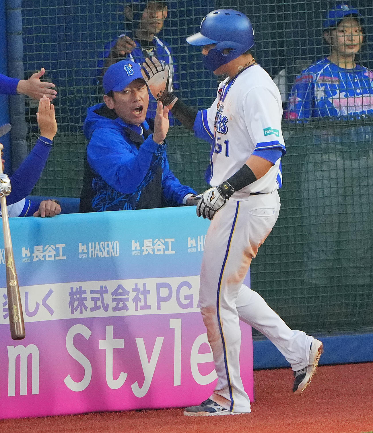 DeNA対阪神　1回裏DeNA2死二塁、牧の先制適時打で生還した蝦名（右）とタッチを交わす三浦大監督（撮影・垰建太）