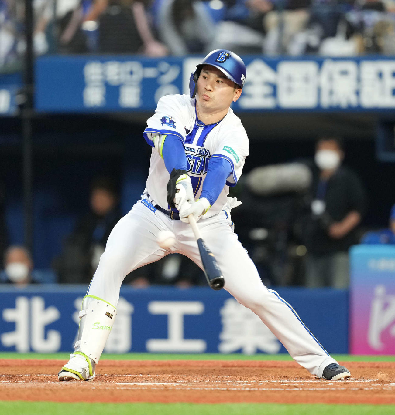 DeNA対阪神　1回裏DeNA2死一塁、適時打を放つ佐野（撮影・井上学）