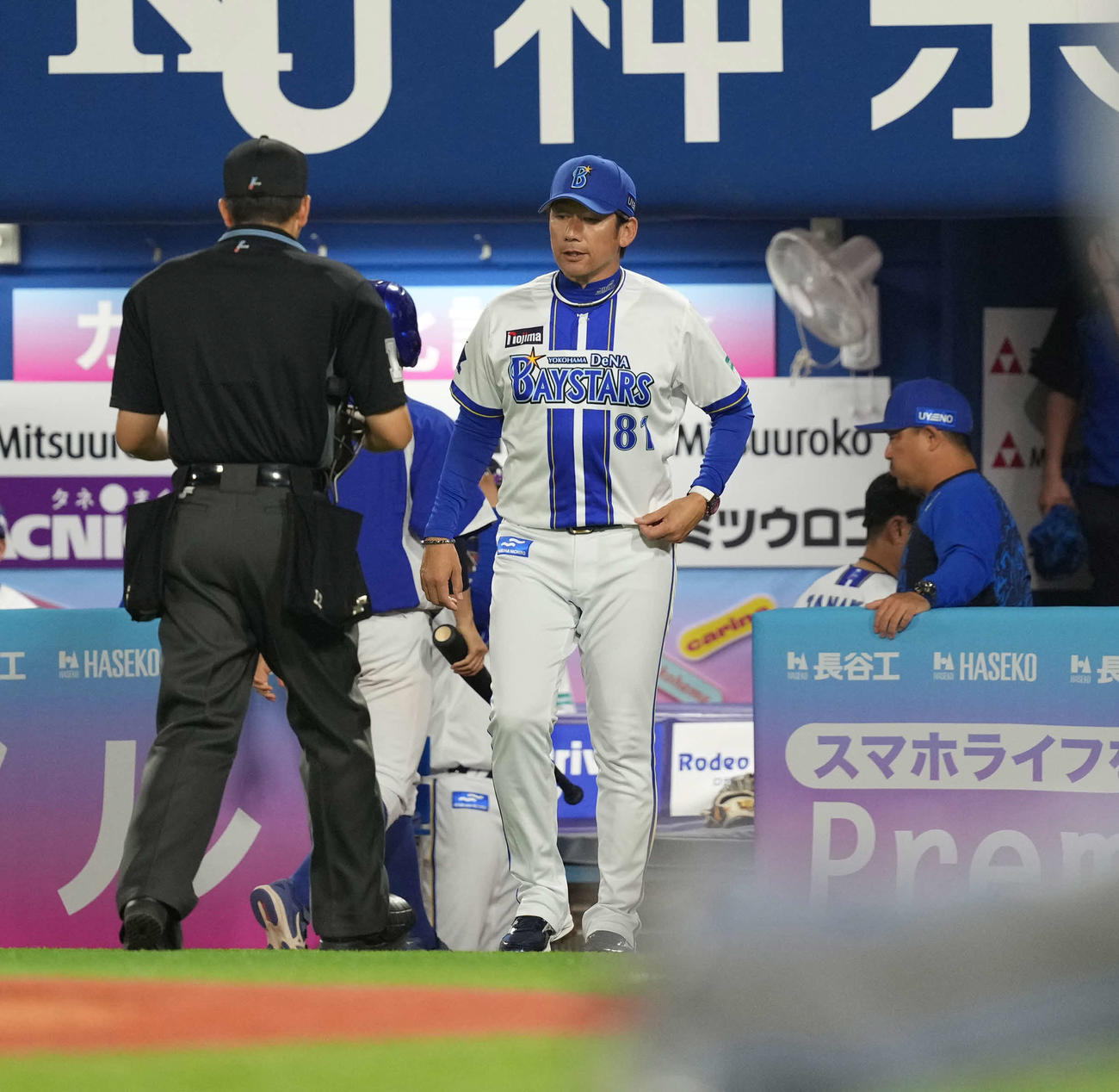 DeNA対阪神　選手交代を告げるDeNA三浦監督本（撮影・井上学）