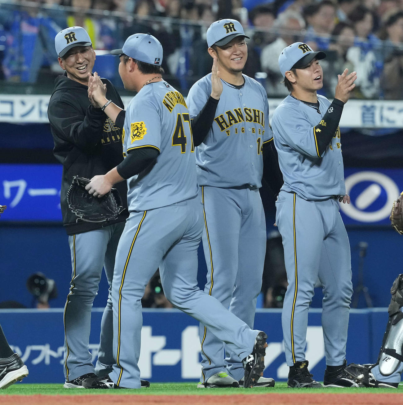 DeNA対阪神　DeNAに勝利しプロ初セーブを挙げた桐敷（手前）を笑顔で迎える藤川監督（左端）（撮影・たえ見朱実）