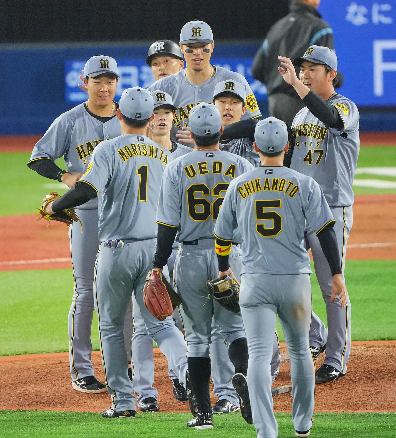 DeNA対阪神　DeNAに3連勝し笑顔でタッチを交わす阪神ナイン（撮影・垰建太）