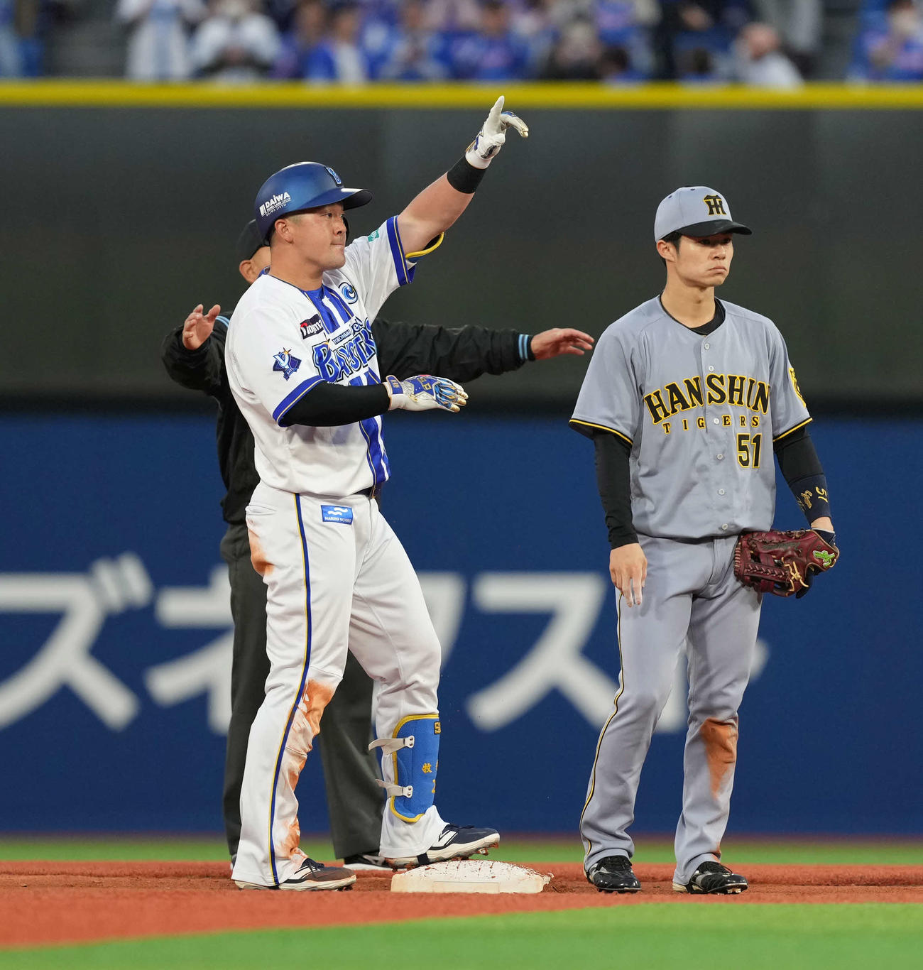 DeNA対阪神　1回裏DeNA2死一塁、適時打を放つ牧（撮影・井上学）